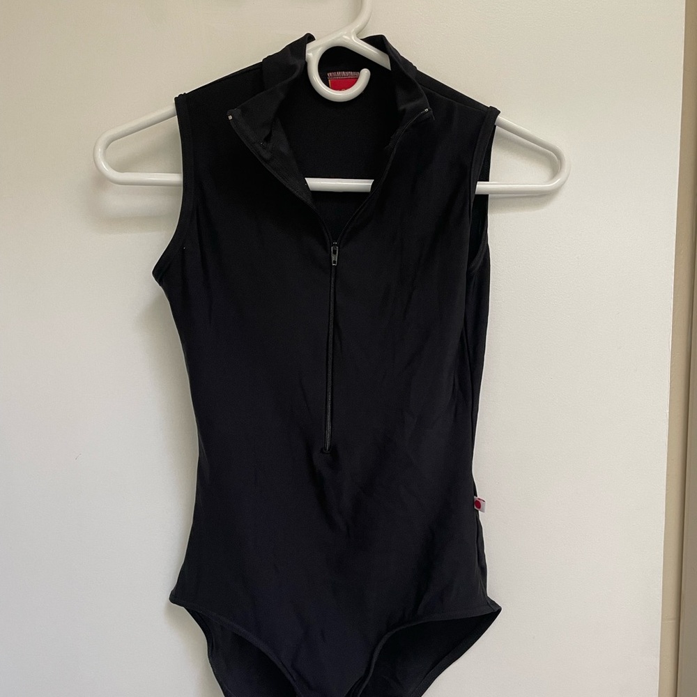Yumiko leotard. Jessica in nylon black.